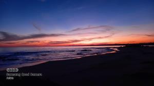 een zonsondergang op een strand met de oceaan bij Agua Corazones in San Luis