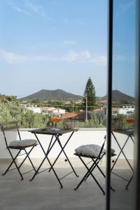 een tafel en 2 stoelen op een patio bij Sunrise Sardinia Posada in Posada