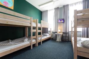 2 beliches num quarto com paredes verdes em Moon Hostel Gdańsk em Gdańsk