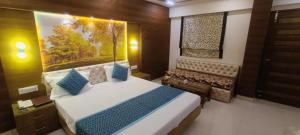 Hotel Jigyasa By Mayda Hospitality Pvt. Ltd. في آغْرا: غرفة نوم فيها سرير ومقعد