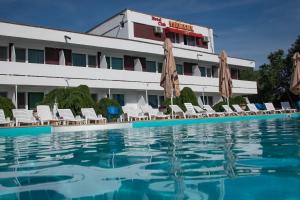 Bazén v ubytování COMPLEX TISMANA 3* ALL INCLUSIVE nebo v jeho okolí