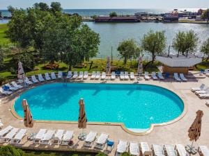 Bazén v ubytování COMPLEX TISMANA 3* ALL INCLUSIVE nebo v jeho okolí