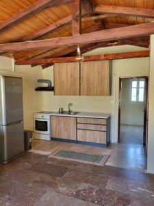 A kitchen or kitchenette at Mani Hill House