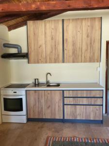 A kitchen or kitchenette at Mani Hill House