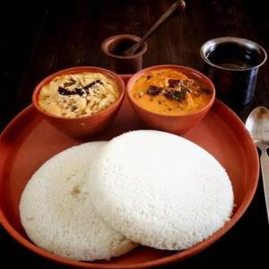 コールハープルにあるThe Banyan Tree Adobeの米皿と食器二杯