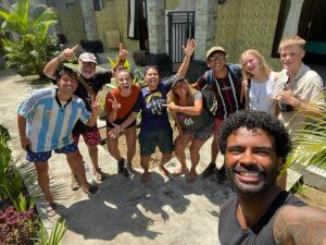 um grupo de pessoas posando para uma foto em citiz house & hostel em Nusa Penida