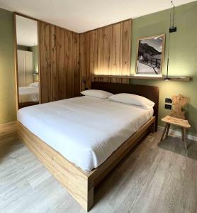 Rúm í herbergi á Albergo Dimaro Wellness Hotel