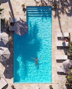 eine Person im Wasser in einem Pool in der Unterkunft Controvento Boutique Hotel in Cumbuco