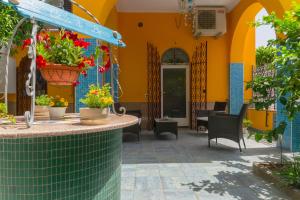 een patio in een gebouw met bloemen in potten bij La Casa di Bianca in Follonica