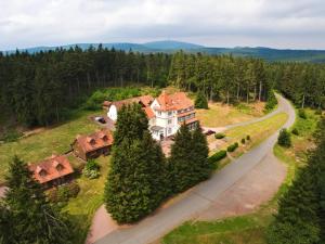 腓特烈罗达Hotel und Berggasthof Spießberghaus的车道房屋的空中景致