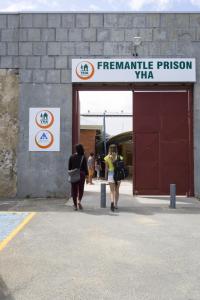 deux femmes quittant une gare dans l'établissement YHA Fremantle Prison, à Fremantle