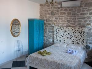 een slaapkamer met een blauwe kast en een bed bij Apartments Jasmina in Korčula