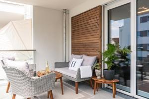 Posedenie v ubytovaní Alpdeluxe Smart Home - Balkon-Wanne-Tiefgarage-BBQ