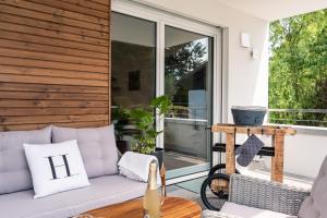 Posedenie v ubytovaní Alpdeluxe Smart Home - Balkon-Wanne-Tiefgarage-BBQ