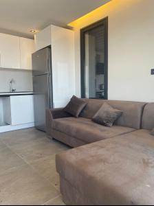 een woonkamer met een bank en een keuken bij No 22 Residence in Çeşme