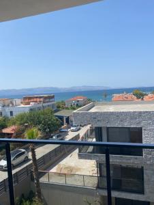 een balkon met uitzicht op een parkeerplaats bij No 22 Residence in Çeşme