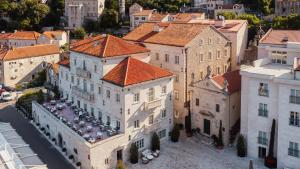 een luchtzicht op een gebouw in een stad bij Heritage Grand Perast By Rixos in Perast