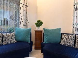 A seating area at 2BHK Peaceful Row House by Abhibha Stays in Koregaon Park