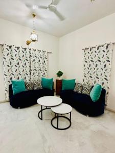 A seating area at 2BHK Peaceful Row House by Abhibha Stays in Koregaon Park