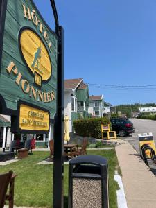 un cartello per un cartello piu' caldo di Houston su un edificio di Hotel Le Pionnier a Tadoussac