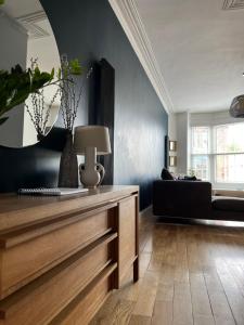 Area tempat duduk di The Clock Tower Apartment - Spacious, Modern, 2 bed Apartment , Southsea with Free parking - sleeps 4