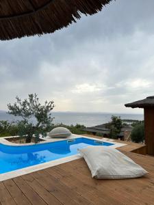 einen Pool auf dem Deck einer Villa in der Unterkunft Golden Haven Luxe Bungalow Resort in Murter