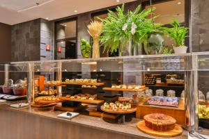 een bakkerij met veel verschillende soorten eten te zien bij Wyndham Garden Ribeirão Preto Convention in Ribeirão Preto