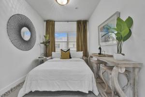 Katil atau katil-katil dalam bilik di SOBE MONARCH 2BEDROOM 2 BATH MODERN apt- WALK TO OCEAN DRIVE