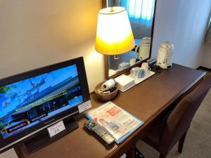 市原市にあるIchihara Marine Hotel - Vacation STAY 01365vのデスク(コンピュータモニター、ランプ付)