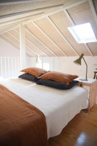 a bedroom with a bed and a lamp and a window at Vumba Agroturismo in Arganil