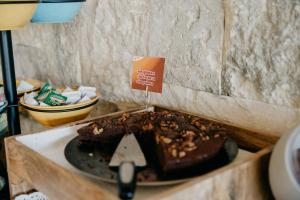 un pastel de chocolate en un plato en una mesa en Mas Gallau, en Cambrils