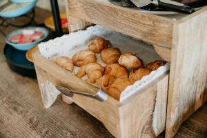 una caja llena de croissants en una mesa en Mas Gallau, en Cambrils