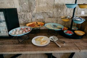 una mesa con tres platos de comida. en Mas Gallau, en Cambrils