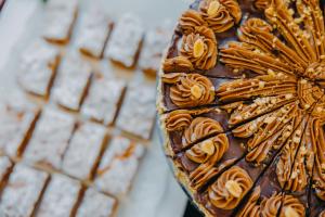 een chocoladetaart met een ster erop bij Hotel Merkur - Czech Leading Hotels in Praag