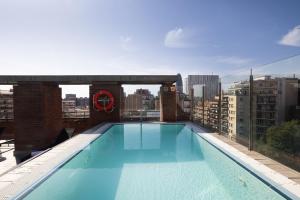 une piscine sur le toit d'un bâtiment dans l'établissement Catalonia Albeniz, à Barcelone