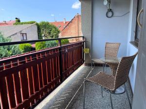 2 chaises et une table sur un balcon dans l'établissement Penzion Petra, à Telč