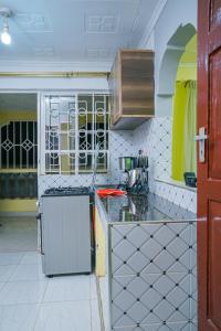 A cozinha ou cozinha compacta de Entire Fully furnished Villas in Kisii