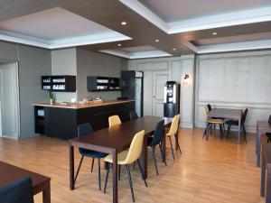 cocina y comedor con mesas y sillas en Hotel l'Europe - Cholet Gare, en Cholet