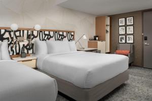 Llit o llits en una habitació de SpringHill Suites by Marriott New York Queens