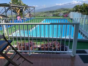 d'un balcon avec vue sur la piscine. dans l'établissement Hôtel Le Soleil Couchant, à Saint-Pierre