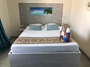 - une chambre avec un grand lit dans l'établissement Hôtel Le Soleil Couchant, à Saint-Pierre