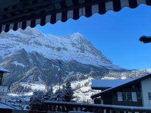 Elle offre une vue sur une montagne enneigée. dans l'établissement Jungfrau Lodge, Swiss Mountain Hotel, à Grindelwald