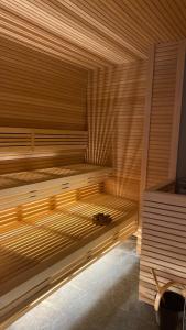 uma grande sauna de madeira com um gato sentado nela em Hotel Intermonti em Livigno