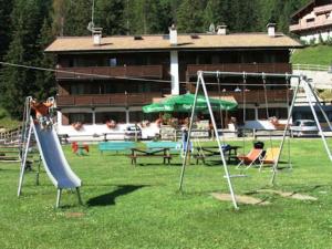 einen Park mit Spielplatz mit Rutsche in der Unterkunft Residence Valfurva in Santa Caterina Valfurva