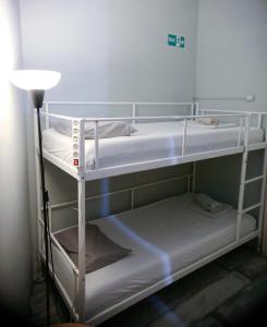 2 literas en una habitación con lámpara en Habitat Hostel, en Belgrado