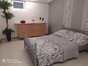 ein Schlafzimmer mit einem Bett und einer Kommode darin in der Unterkunft Park Villa Ferienwohnung mit Pool und 3 Schlafzimmer in Uelzen