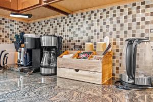 um balcão de cozinha com comodidades para preparar café e uma caixa em 2 Bed Townhouse: Minutes from DCA-National Airport em Alexandria