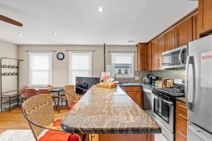 uma cozinha com uma mesa e cadeiras em 2 Bed Townhouse: Minutes from DCA-National Airport em Alexandria