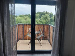 een balkon met een tafel en stoelen op een terras bij Apartmán Bešeň 304 in Bešeňová