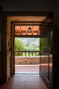 Un balcon sau o terasă la Fonte dos Pepes by LovelyStay